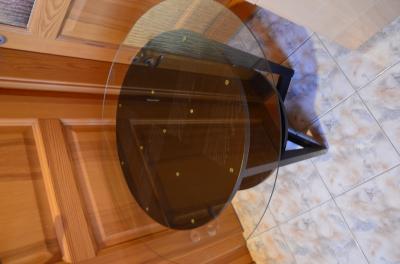 Eladó egy fekete színű, üveglapos, újszerű dohányzóaszt0