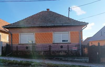 Eladó családi ház Őrbottyán központi részén.0