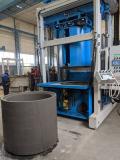 Mobile machine for the production of large concrete rings and pipes SU2