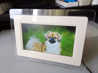 Kedvenc képeit sorozatban vetítő digitális fotókeret0