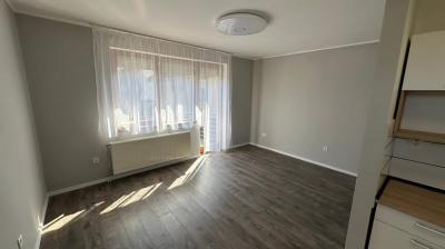 Eladó kompletten felújított erkélyes, társasházi tégla lakás Vácon.0