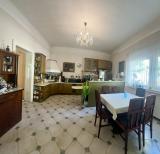 V�con, nagypolg�ri st�lus� csal�di h�z elad�.