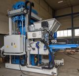 Mobile machine for the production of large concrete rings and pipes SU0